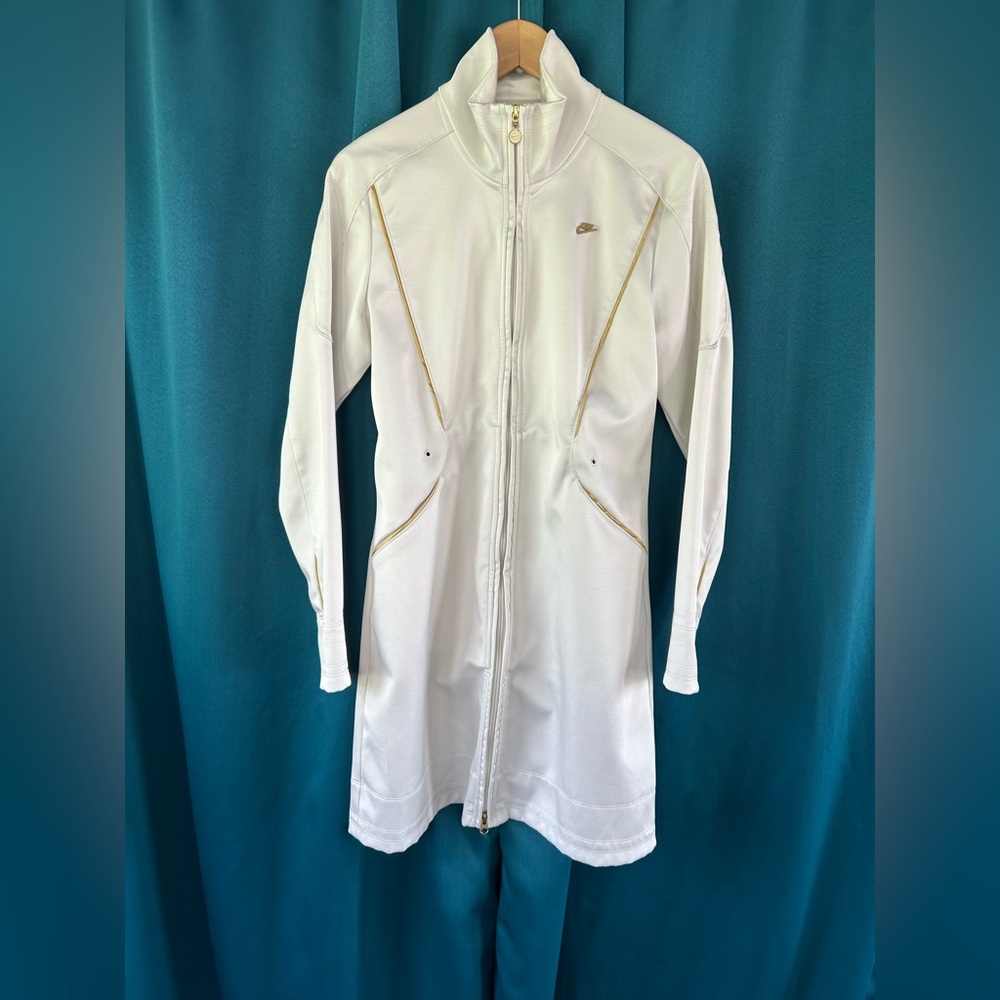 Nike White Ski Jacket for Snow Adventures